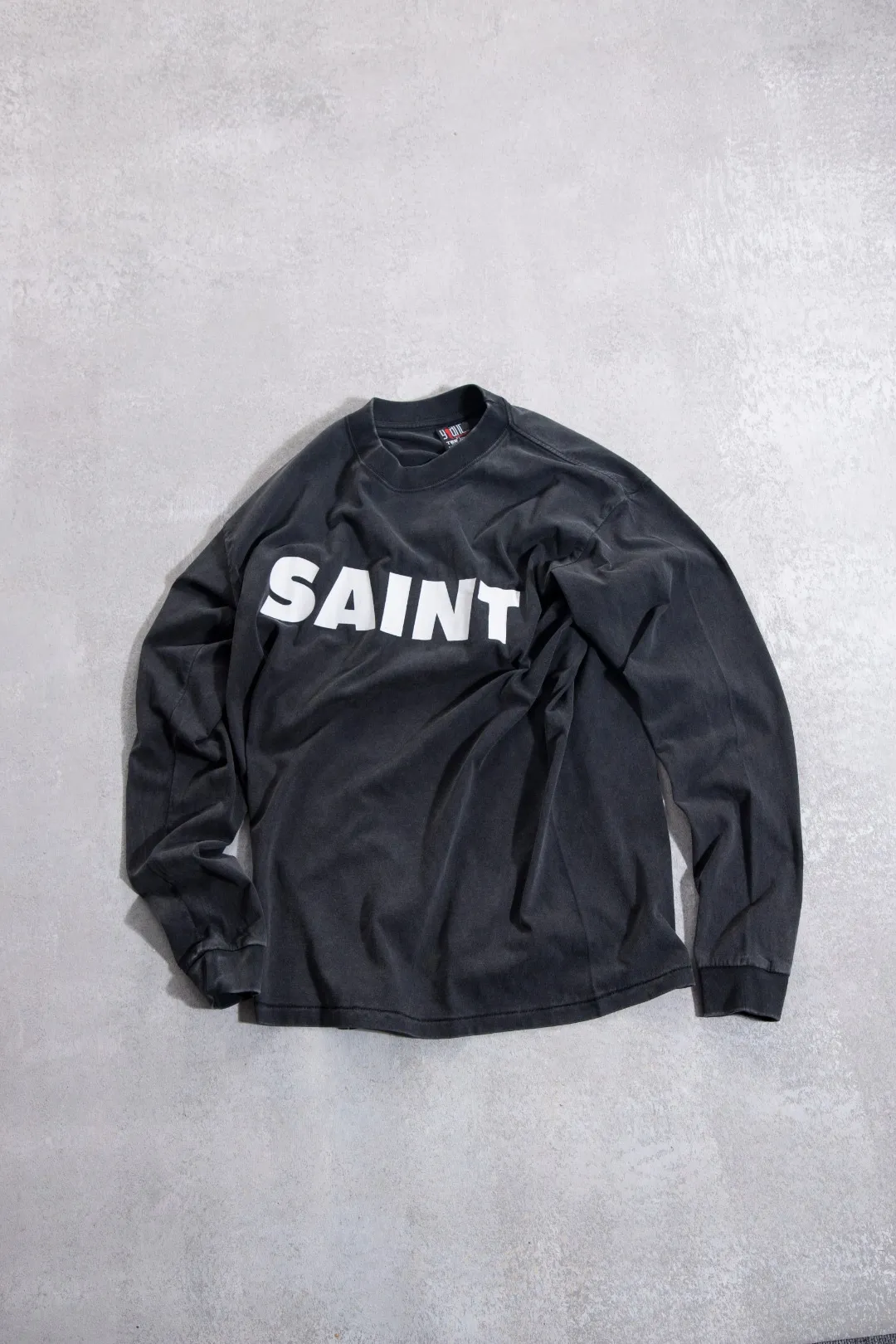 8065 P158 Saint Michael is a Japanese street fashion brand co-founded in 2020 by Japanese designer Yuta Hosokawa (director of READYMADE) and American visual artist Cali Thornhill DeWitt. The brand name is derived from "Saint Michael" (the archangel) in religious imagery, which symbolizes strength and protection. Its core concept combines American street culture, religious art and Japanese retro aesthetics, and is committed to conveying the "sense of time" and counterculture spirit through distressed craftsmanship, artistic co-branding and narrative design. Brands often break the boundaries between fashion and pop culture through cross-border cooperation (such as animation, music, art), such as co-branding with classic IPs such as "Saint Seiya", "Pluto" and "One Piece", combining the two-dimensional feelings with streetwear to form a unique cultural symbol. Fully matched. Tube-woven fabrics without side seams are dyed and washed. The most popular Japanese artist brands are famous for their unique heavy-duty distressing. The pattern highlights the strong belief, with a high weight of 260g! The fabric is thick, the garment is dyed and washed, and sandblasted. It can be said that each finished product is unique! SAINTXXXX washed and distressed long-sleeved black S (chest 56, length 72, sleeve length 65, shoulder width 53) M (chest 58, length 74, sleeve length 66, shoulder width 54) L (chest 60, length 76, sleeve length 67, shoulder width 55) XL (chest 62, length 78, sleeve length 68, shoulder width 56) recommended 170cm and below, 80-130kg S 170-175cm, 130-150kg M 175-180cm, 150-170kg L 180-185cm, 170-190kg XL